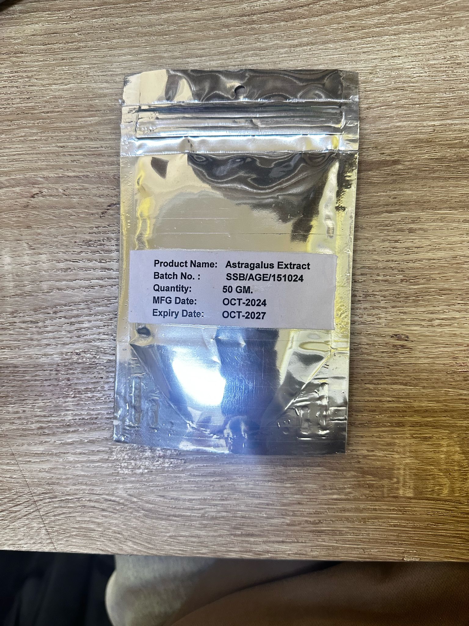 Astragalus extract is made from the dried root of Astragalus membranaceus (also known as huáng qí or milkvetch). It is typically standardized for bioactive compounds such as polysaccharides, saponins (like astragalosides), and flavonoids (e.g., calycosin, formononetin) that underlie its proposed effects