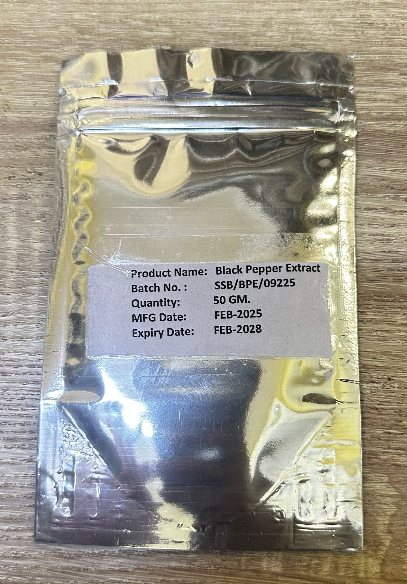 Black pepper extract—also widely known as piperine—is a concentrated form of the spicy compound found in black pepper, renowned for a range of culinary, supplemental, and topical uses.

